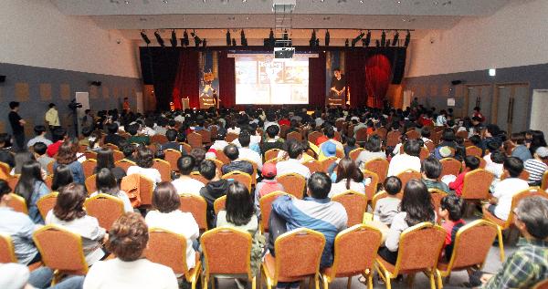 JDC 제주항공우주과학축제“대성황” 드론페스티벌ㆍ에어로켓대회ㆍ사생대회 등 종일 북적 30여개 체험 부스ㆍ ‘데니스 홍’ 특별강연도 큰 인기 섬네일 이미지