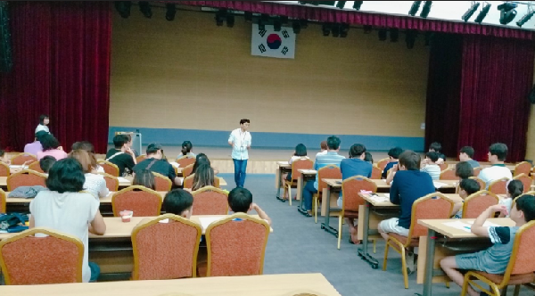 举办第一届“我也是飞机制造者”<家庭活动>