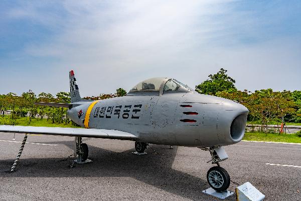An outdoor exhibition hall where you can see a variety of aircrafts!