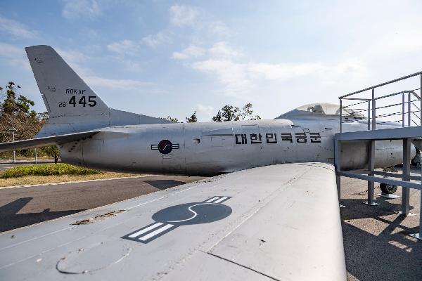 Flying in the sky, 4_F-86D Sabre!